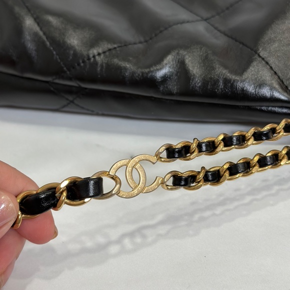 CHANEL Chanel Black Shiny Quilted Leather 22 Backpack main image 4